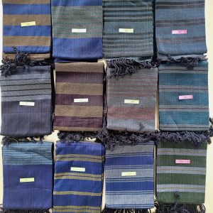 Krama ( foulard rayé du Cambodge) du centre Karuna, série Bleu