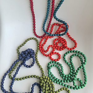 Sautoir long en boule de bois léger enveloppé de soie